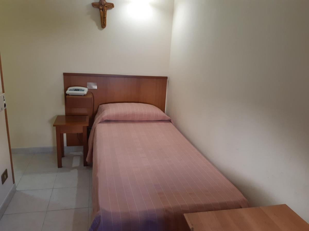 Suore Concezioniste Missionarie - Carmen Salles Roma Bed & Breakfast Exterior photo